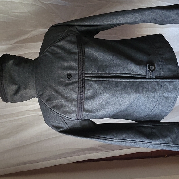Lululemon Audrey Jacket Sz 6 Like new condition 😍 - Picture 7 of 9